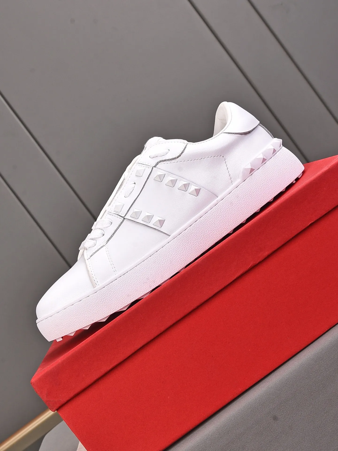 Men's shoes 440💰 (men and women couples) Valentino classic color matching series casual shoes. Made with heavy craftsmanship, good products pay attention to every detail. A must-have trendy item that can be worn all year round, it has been worn by many celebrities and Internet celebrities~~Imported cowhide surface, unique design concept, sheepskin lining, counter quality. Women’s clothing 35-40. Men’s clothing 39-44, 45-46 (returns and exchanges are not supported for custom-made items)